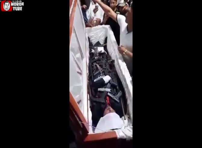 Video :A cartel boss from Ecuador is buried with firearms